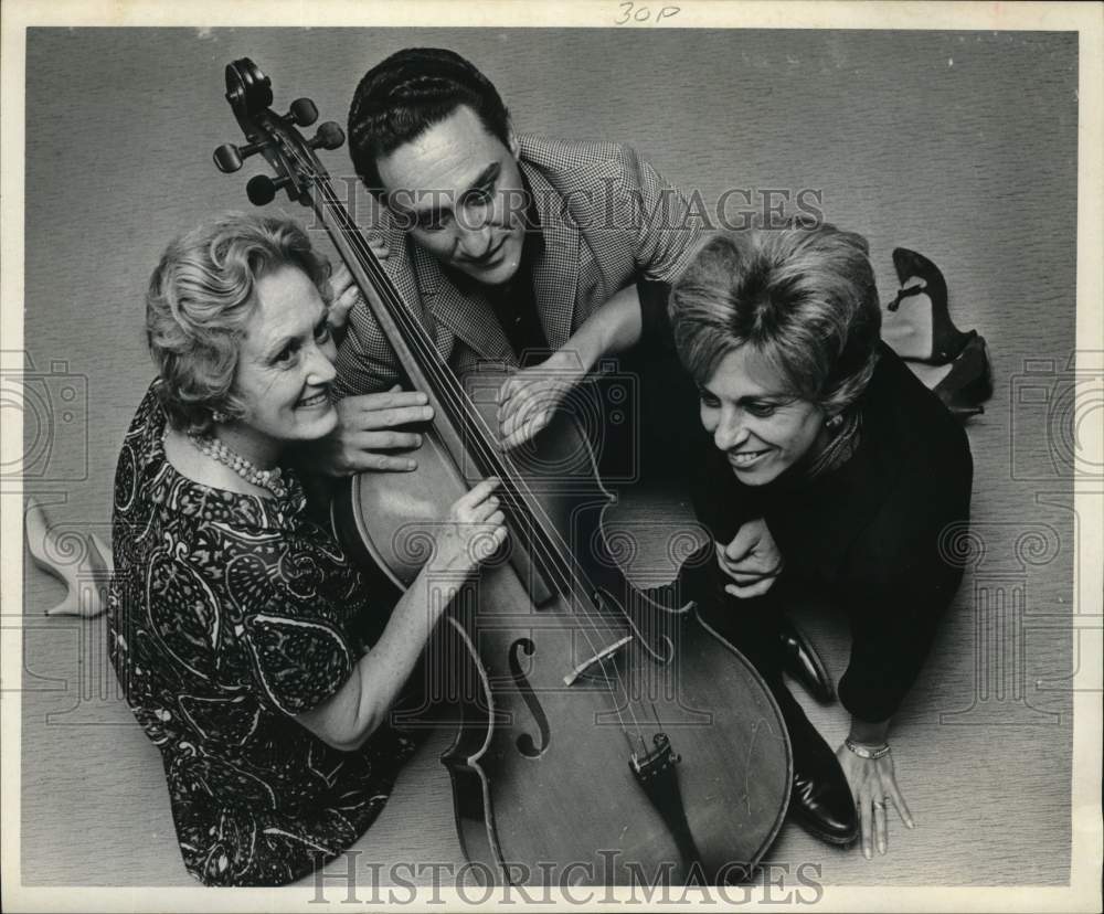 1967 Press Photo Marie Pearsall, Warren &amp; Arlene Finn - Southwest Theatre Guild- Historic Images