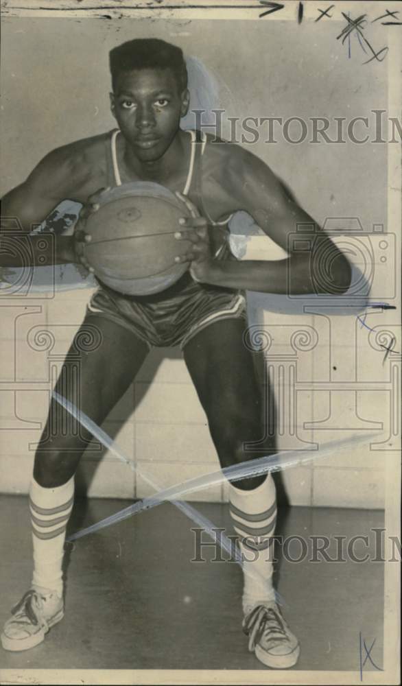 1969 Press Photo Trojan basketball rebounder Herbert Berry - hcb23673- Historic Images