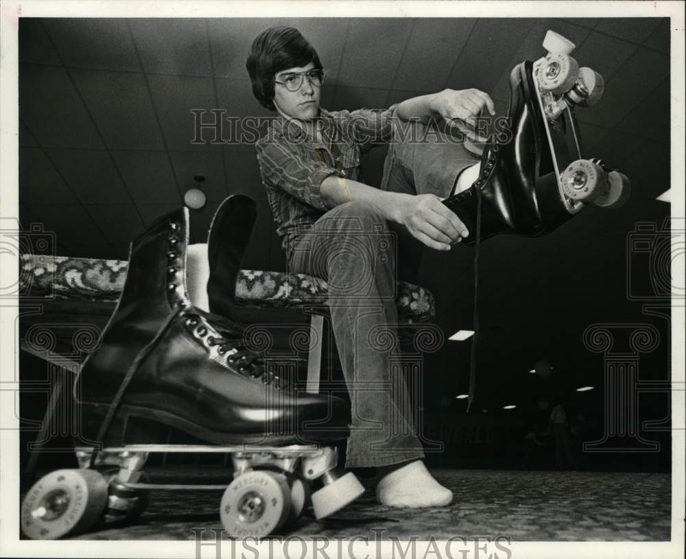 1976 Press Photo Eisenhower High School student Stev Ramsey laces up at the rink- Historic Images