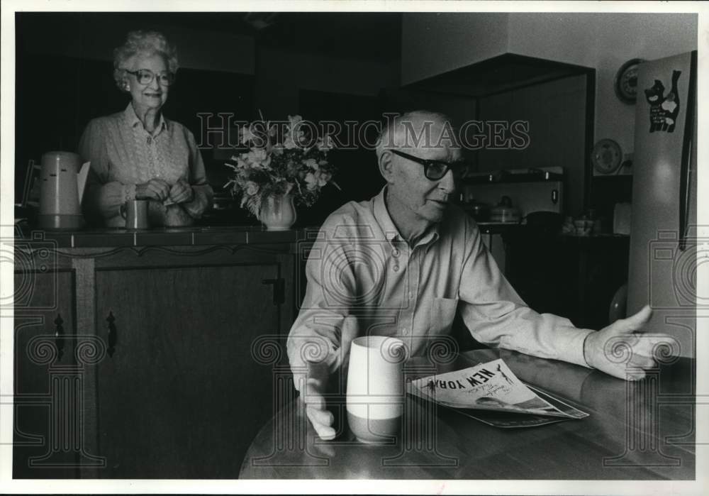1983 Press Photo Heinie and Agnes Schuble in their Baytown home - hcb26271- Historic Images