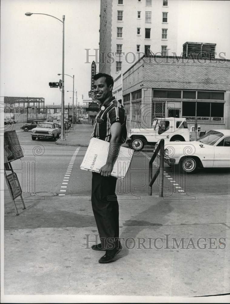 1967 Press Photo Downtown advertising runner William Rouse - hcb27168- Historic Images