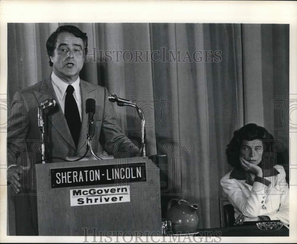 1972 Press Photo Sargent Shriver speaks at Sheraton-Lincoln Hotel. - hcb27672 - Historic Images