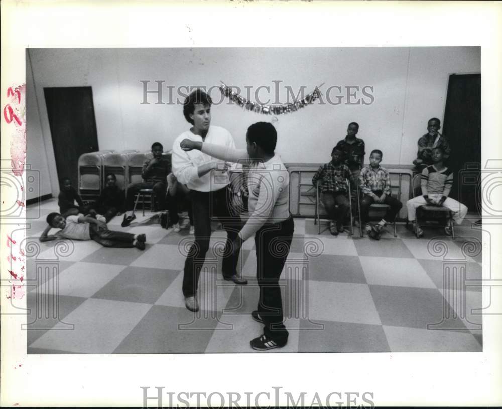 1985 Press Photo Stuntman Spike Silver demonstrates fake fights to Bobby Wilson- Historic Images