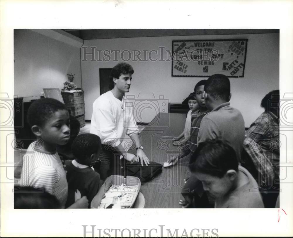 1985 Press Photo Stuntman Spike Silver visits Salvation Army Boys Club - Historic Images
