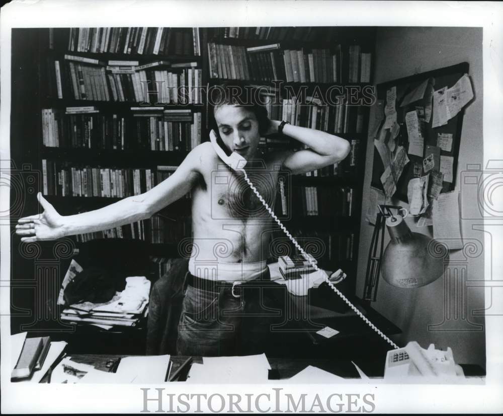 1971 Press Photo Erich Segal in his apartment on the Yale campus - hcb27996 - Historic Images