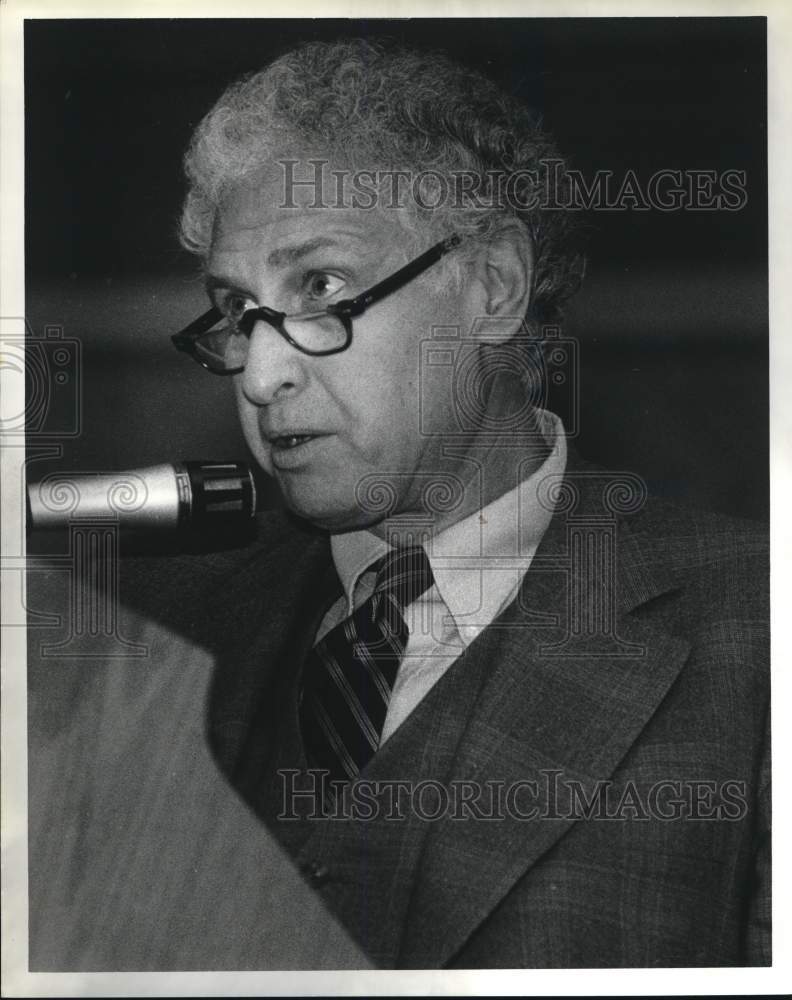 1981 Press Photo Author Charles Silberman speaks - hcb28170- Historic Images