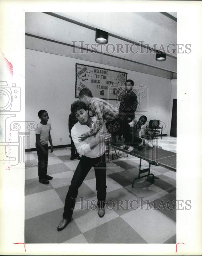 1965 Press Photo Spike Silver shows Craig Howard how to &quot;bulldog&quot; - hcb28609- Historic Images