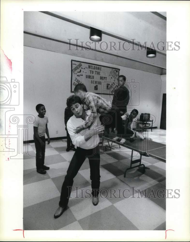 1965 Press Photo Spike Silver shows Craig Howard how to "bulldog" - hcb28609- Historic Images