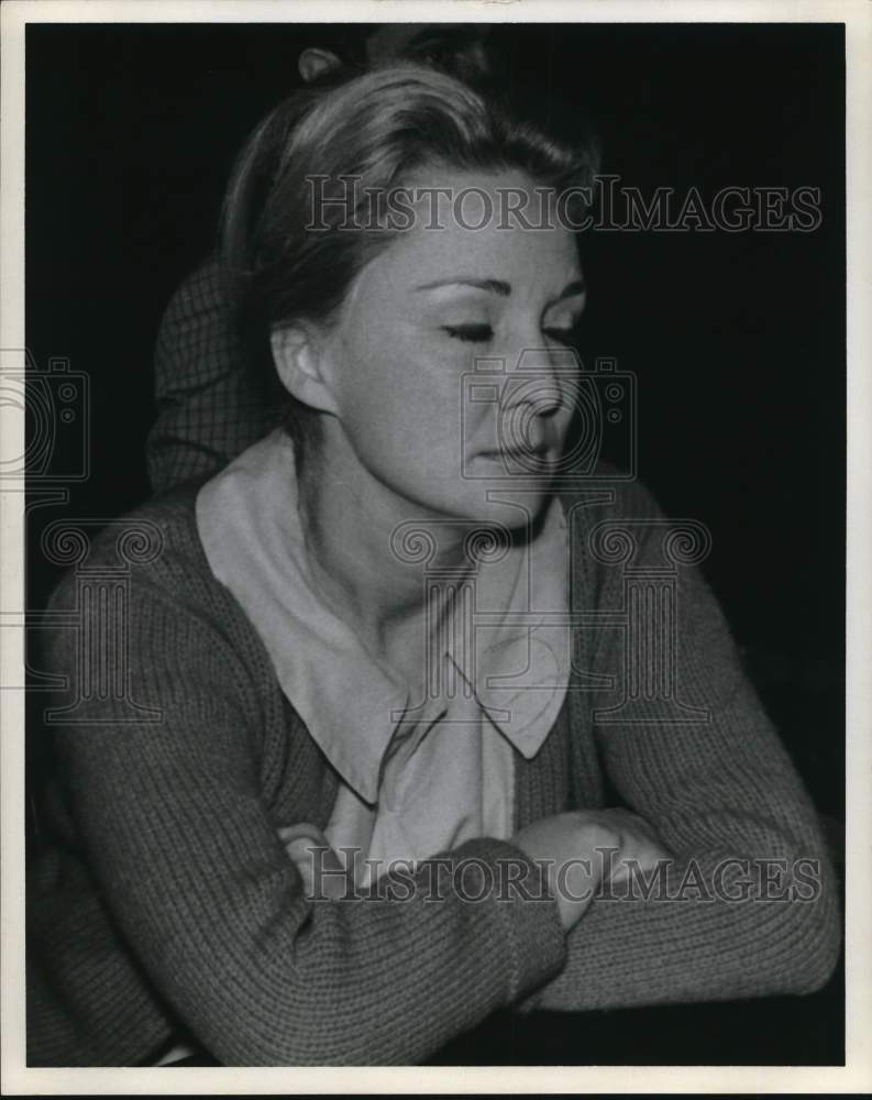 1969 Press Photo Accused revolutionary Mrs. Charlotte Phelps with closed eyes - Historic Images