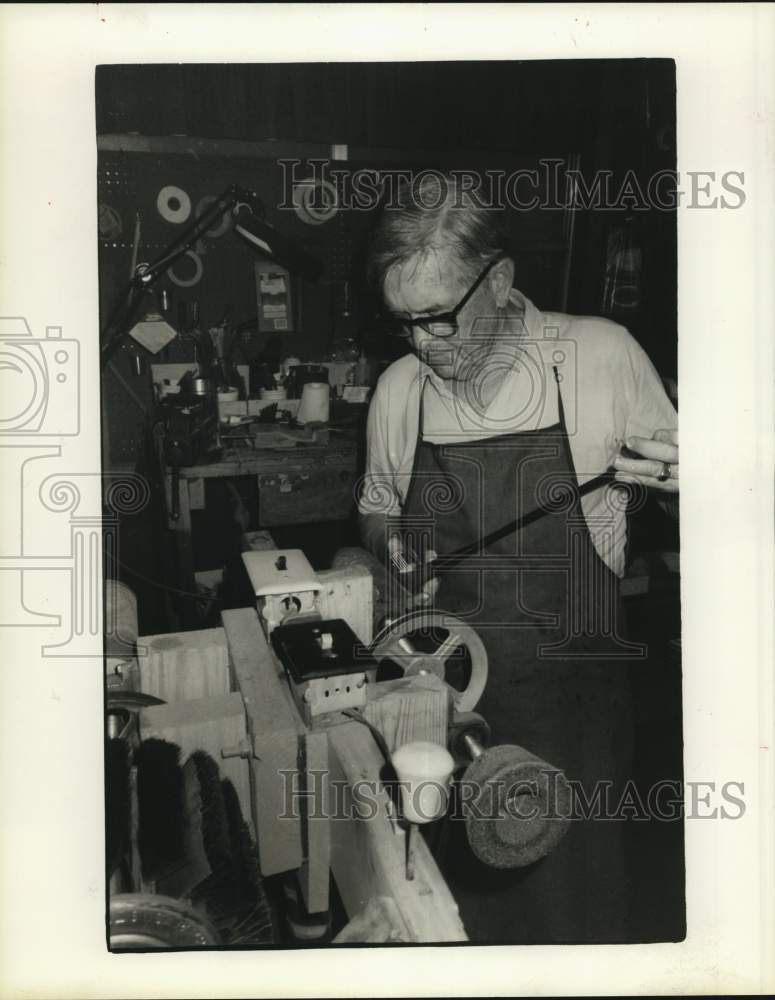 1985 Press Photo Ralph Morgan shapes golf clubs at his Bellville shop - Historic Images