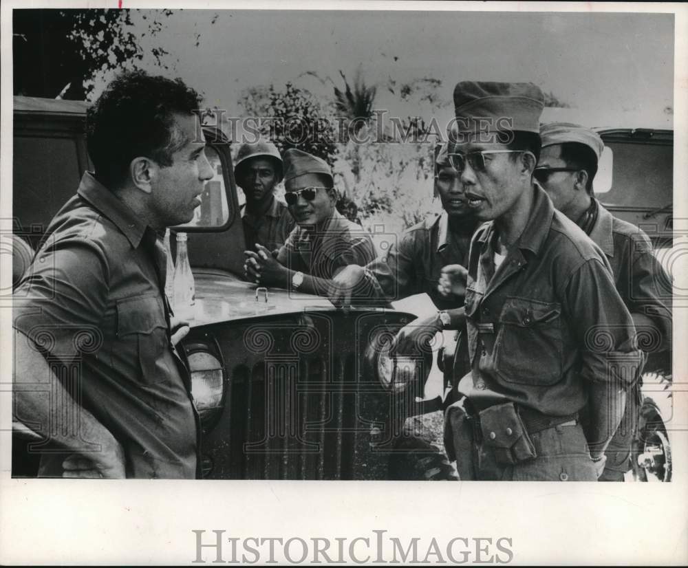 1964 Press Photo Correspondent Seymour Topping talks to militia in Cambodia - Historic Images