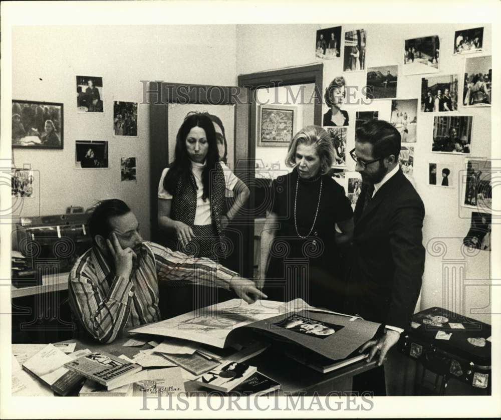 1971 Press Photo Author Lyle Stuart discusses book jacket design with staff- Historic Images