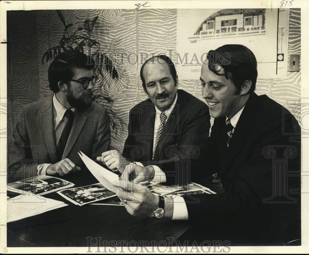 1970 Press Photo Hugh Sweeney reveals plans for tennis championship in Houston- Historic Images