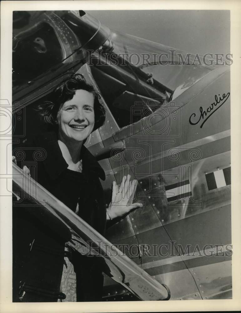 1972 Press Photo Mrs. Lowell Thomas Jr. exits airplane - hcb35842- Historic Images