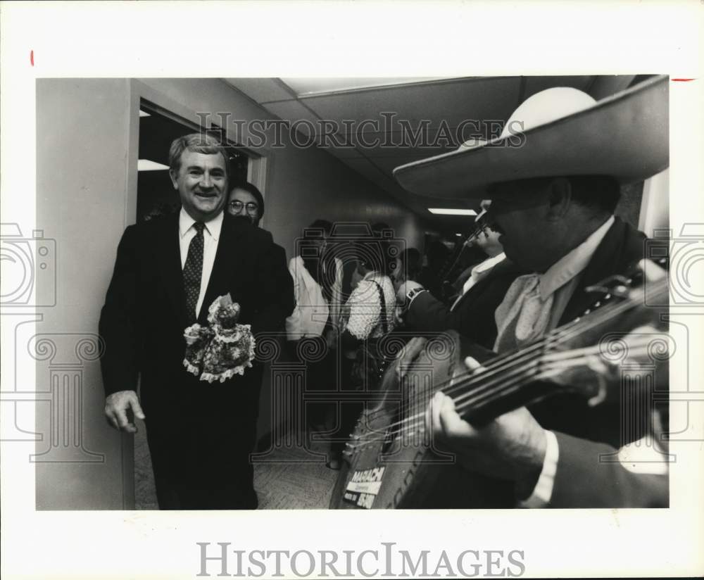 1990 Press Photo Jim Mattox campaigns at Ripley House community Center - Historic Images