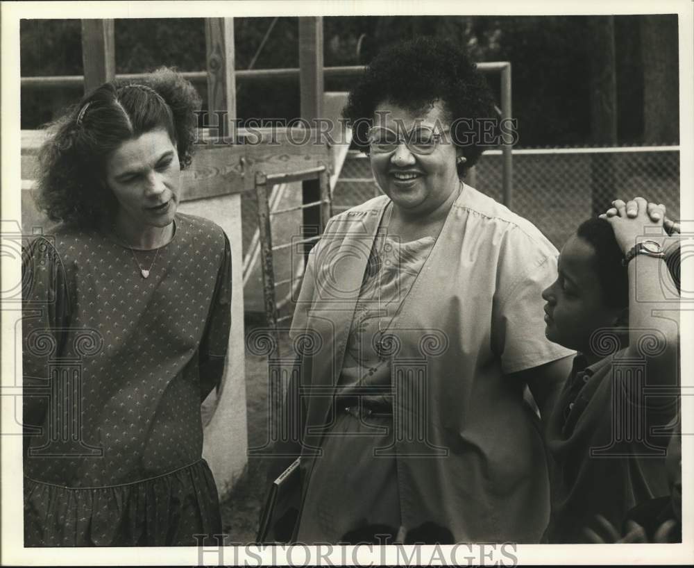 1983 Press Photo Writer Barbara Michels &amp; Bettye White with child on playground - Historic Images