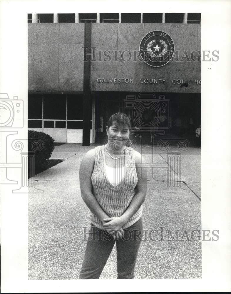 1986 Press Photo Student Rose St. Andry outside Galveston County courthouse- Historic Images