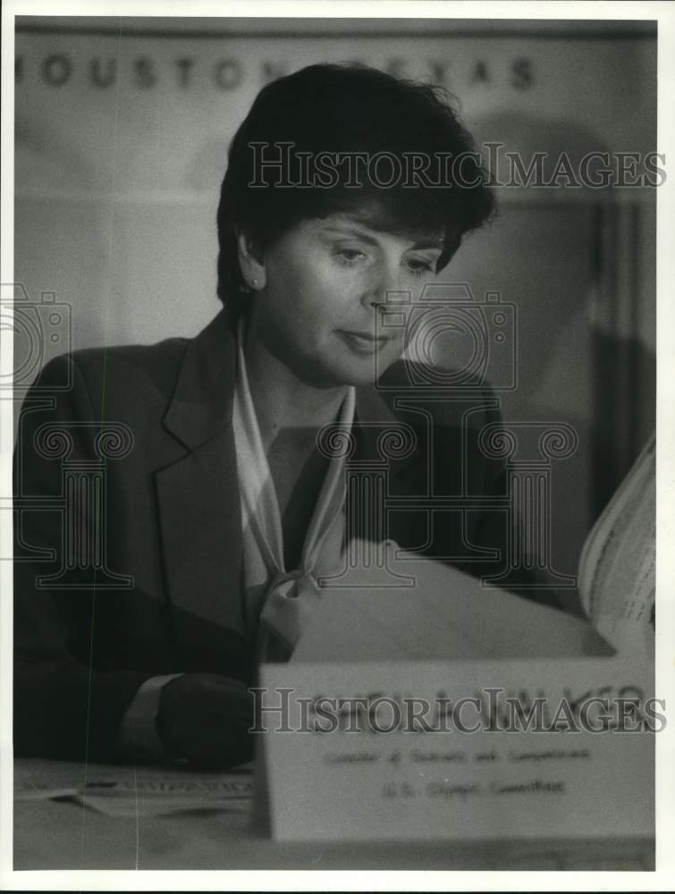 1986 Press Photo At the U.S. Olympic Festival, Sheila Walker attends press conf. - Historic Images