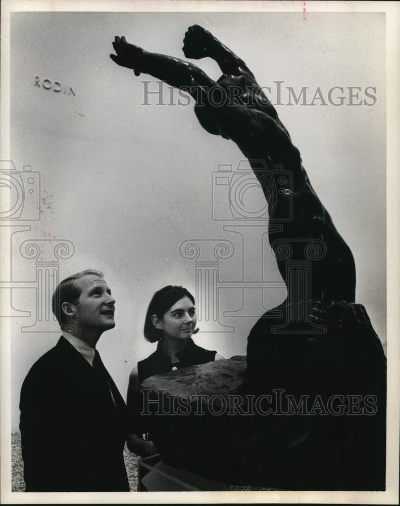 1968 Press Photo Mr. and Mrs. Neill Masterson admire sculpture at Cullinan Hall- Historic Images