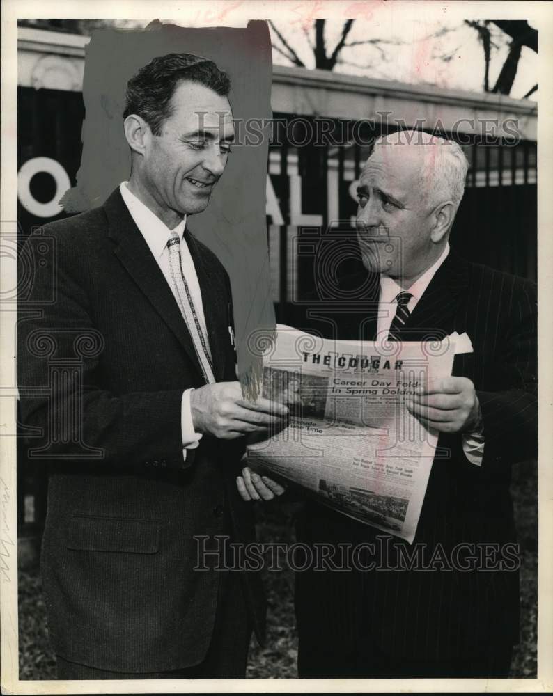 1959 Press Photo Bruce Underwood with colleague at University of Houston - Historic Images