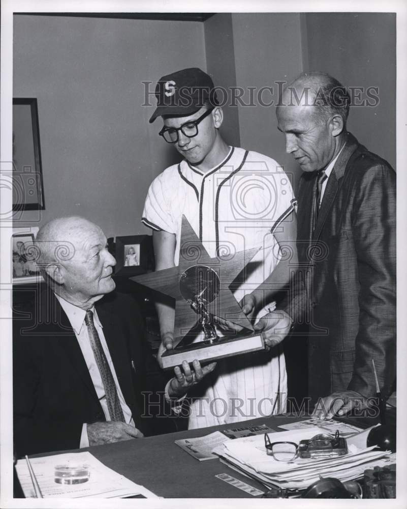 1961 Press Photo Jack Fisher, Harold Holland present trophy to W.W. Moore - Historic Images