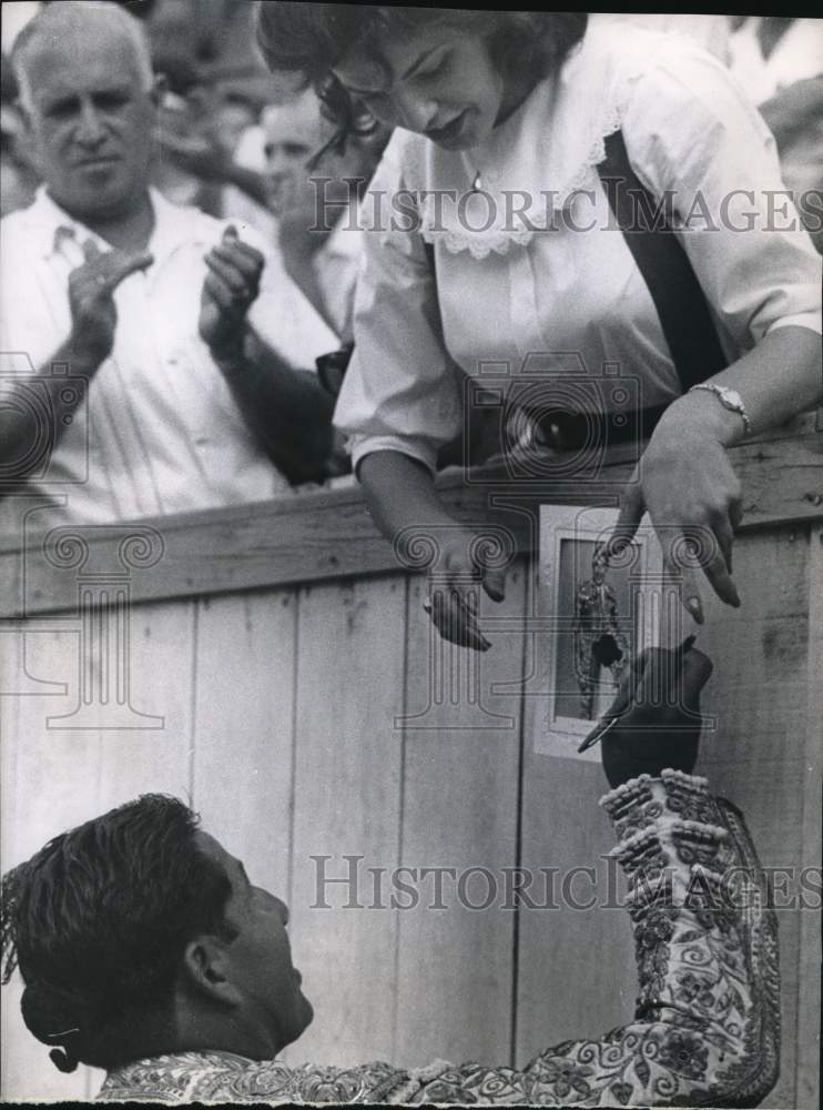 1962 Press Photo Girl hands bullfighter Antonio Velazquez photo for autograph- Historic Images