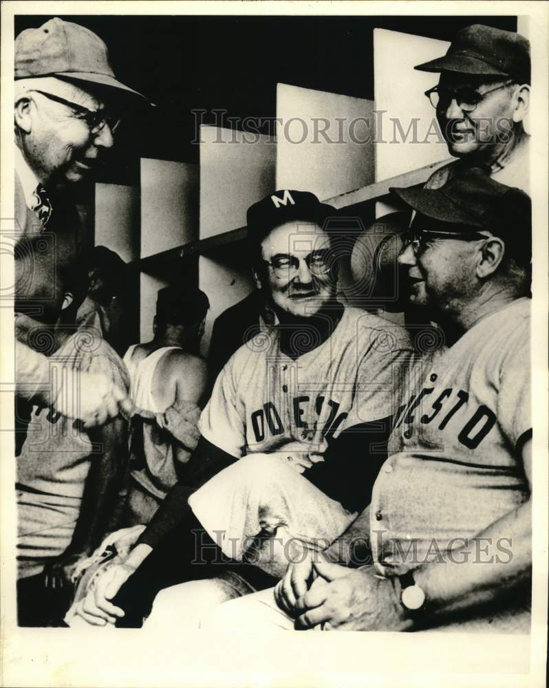 1968 Press Photo Del Webb chats with former teammates during Old-timers Game - Historic Images