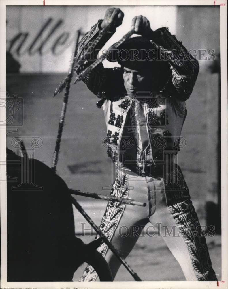 1961 Press Photo A bullfighter stands ready to jab banderillas into angry bull.- Historic Images