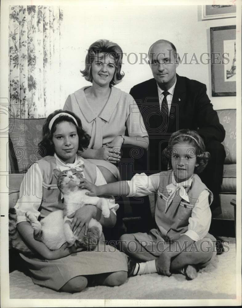 1965 Press Photo Astronaut Major Thomas Stafford posing with his family at home- Historic Images