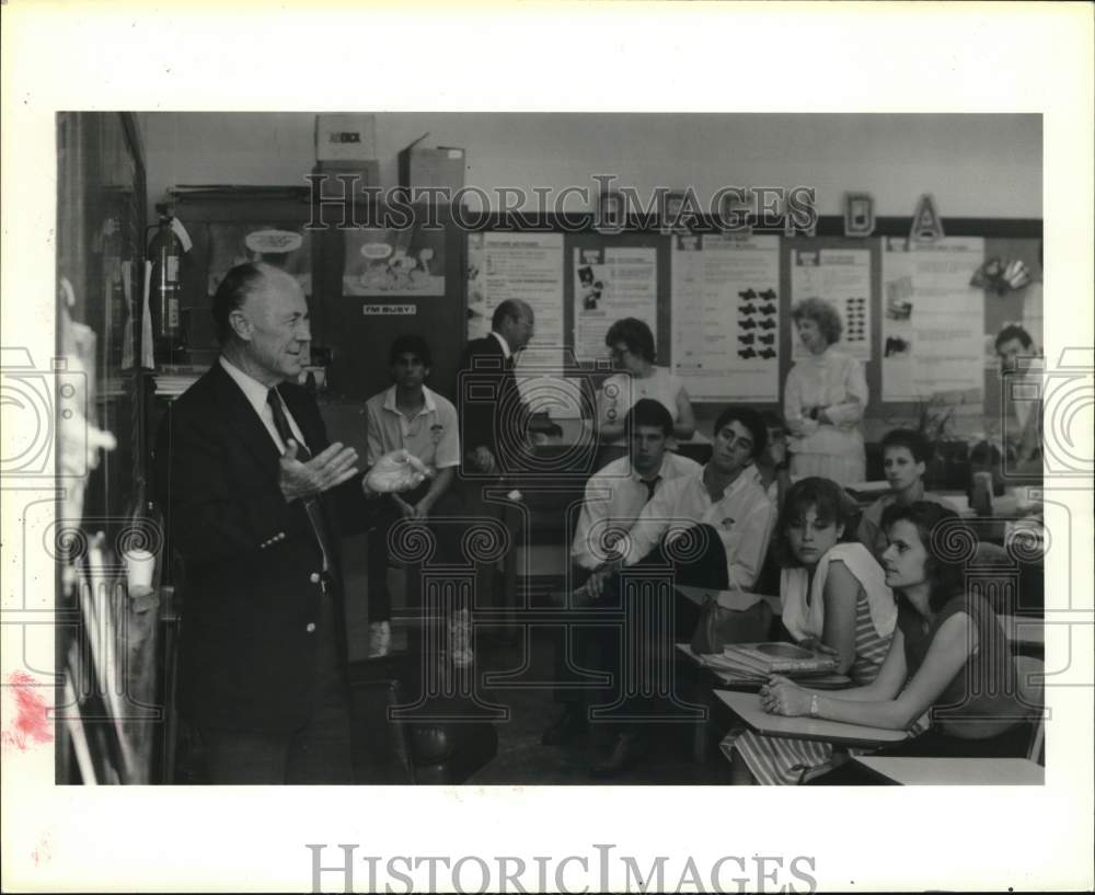 1986 Press Photo Brig. Gen Charles Yeager talks to students at Lamar High School - Historic Images
