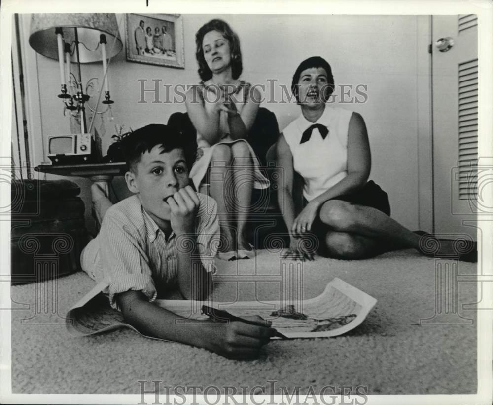 1965 Press Photo Mrs. Edward (Pat) White II, son Eddie, and Mrs. Marilyn Dorman- Historic Images