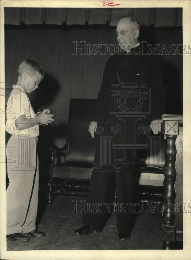 1958 Press Photo Altar Boy Charlie Rowell snaps a photo of Bishop W.J. Nold.- Historic Images