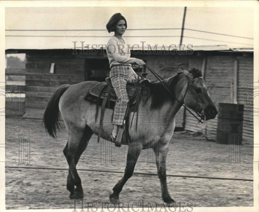 1970 Press Photo Kathy Woestendiek riding a horse in the Salt Grass Trail - Historic Images