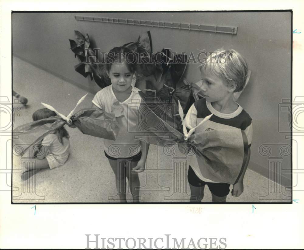 1980 Press Photo Children at Kingwood United Methodist Church with their crafts.- Historic Images