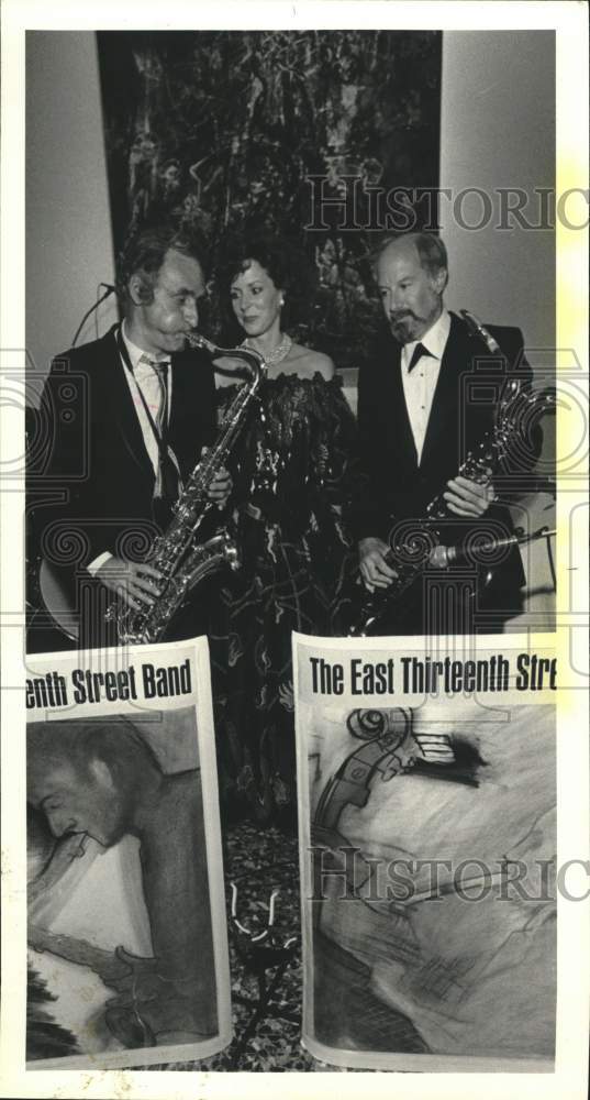 1984 Press Photo Cheryl Towning &amp; David Levy Listen to Saxophonist Larry Rivers - Historic Images