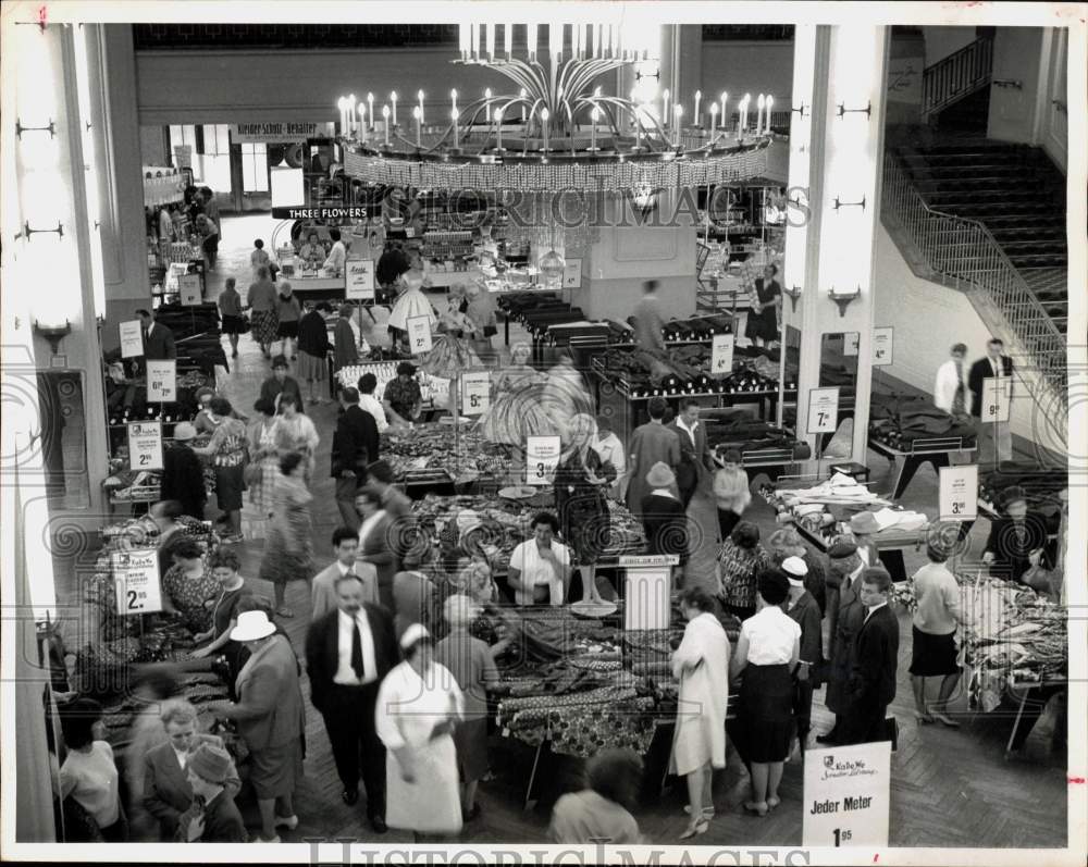 1961 Press Photo Customers at Department Store in West Berlin, Germany - Historic Images