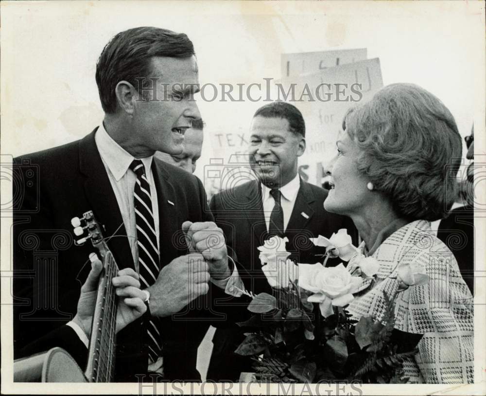 1968 Press Photo Senator George Bush chats with Mrs. Richard Nixon on Texas tour- Historic Images