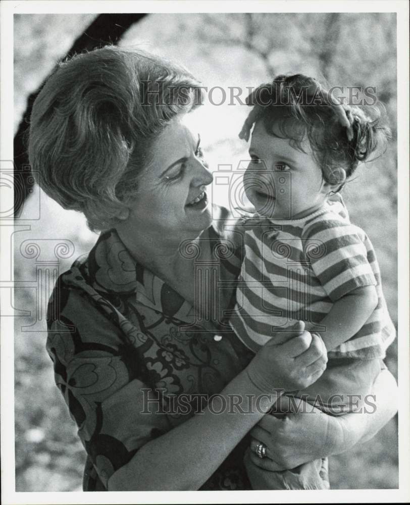 1969 Press Photo Texas&#39; First Lady Mrs. Preston Smith plays with a grandchild- Historic Images