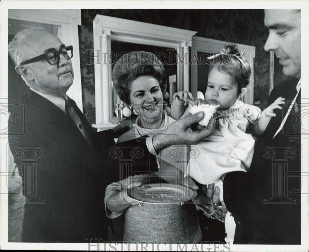1969 Press Photo Texas Gov. Preston Smith, wife feed piece of cake to grandchild- Historic Images
