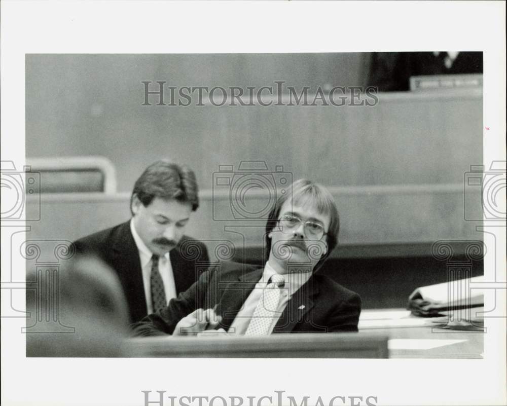 1986 Press Photo Ed Worthington on trial for smoking at public event in Houston- Historic Images