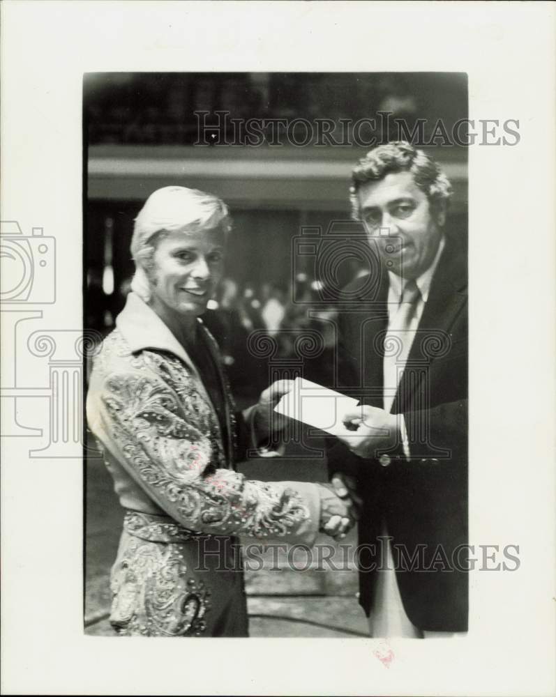 1974 Press Photo Gunther Gebel-William, lion tamer, shakes hands with Joe Wise.- Historic Images