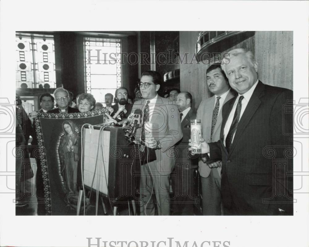 1990 Press Photo Ben Reyes at news conference with other Hispanics in Houston.- Historic Images