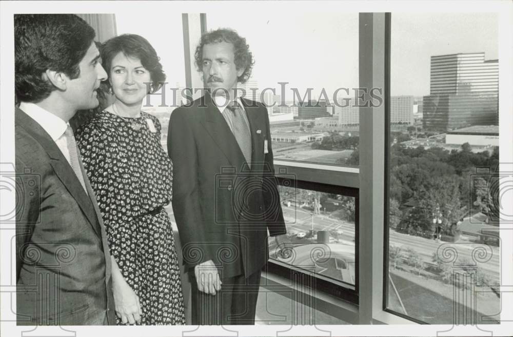 1984 Press Photo Mark Medoff, Giorgio Borienghi, Pat Miller view Houston skyline- Historic Images