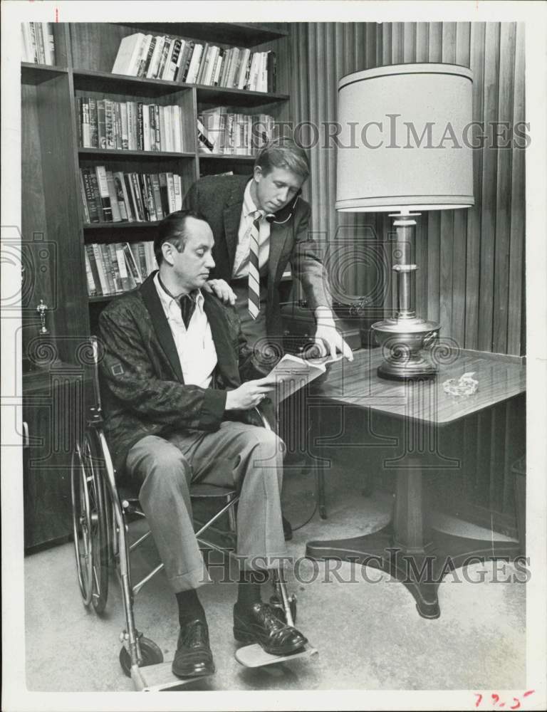 1965 Press Photo George New and John Wilson star in &quot;The Man Who Came to Dinner&quot;- Historic Images