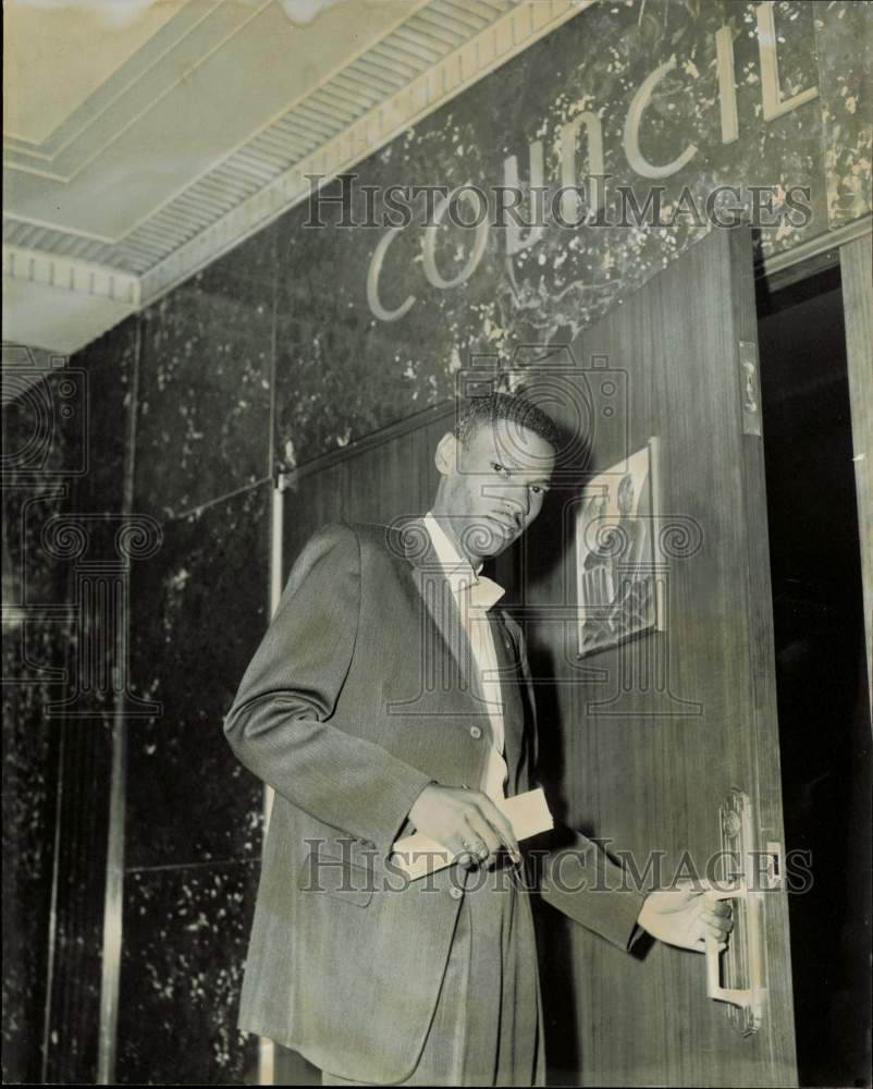 1961 Press Photo Attorney George Washington, Jr. enters city council meeting, TX- Historic Images