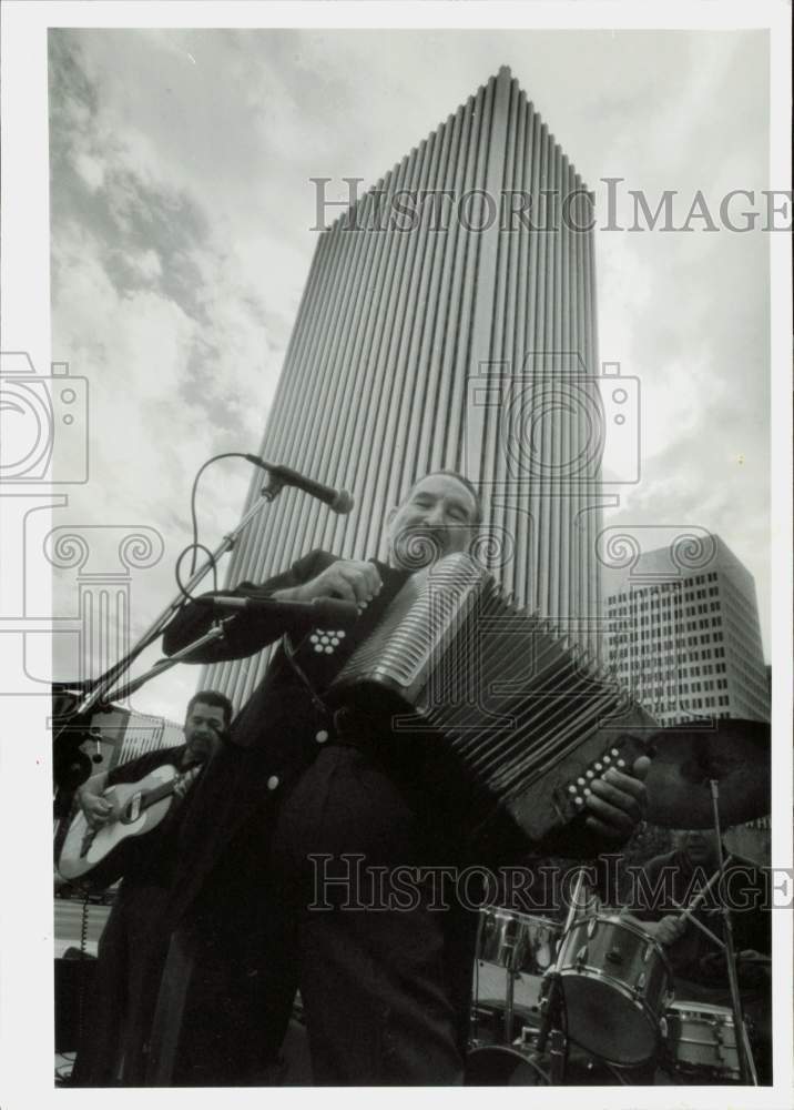 1988 Press Photo Manuel Olivares plays accordion at Smith Plaza downtown.- Historic Images