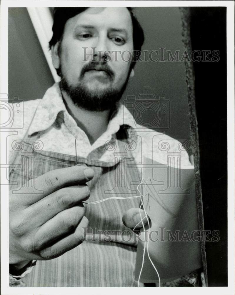 1976 Press Photo W.G. Roberts III uses Irish linen twine for book binding, Texas- Historic Images