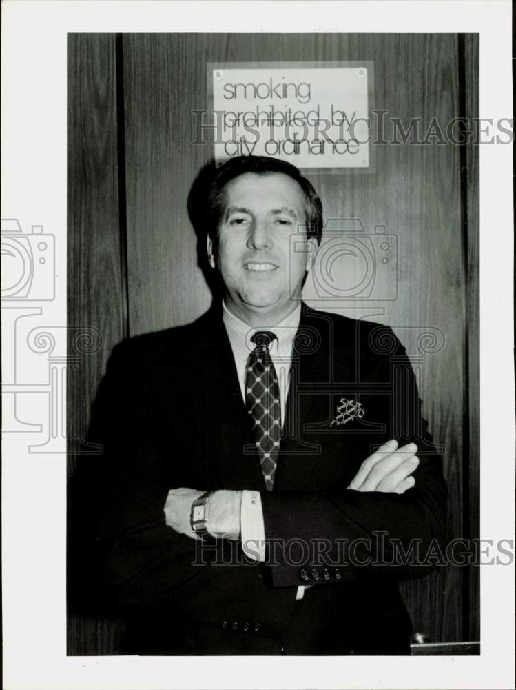 1985 Press Photo Councilman Jim Westmoreland stands at council no smoking sign.- Historic Images