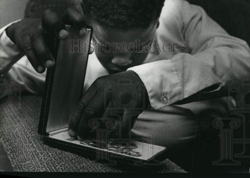 1969 Press Photo Clarence Sasser with Medal of Honor - hcm03211 - Historic Images