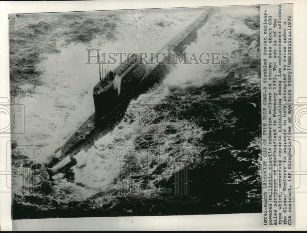 1975 Press Photo Soviet Nuclear Missile Submarine in Water Near Newfoundland- Historic Images